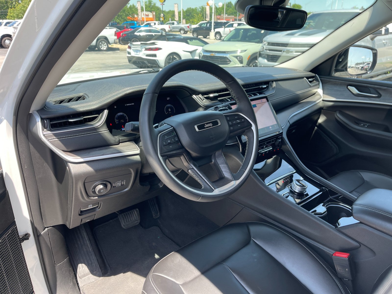 Used 2023  Jeep Limited image 11