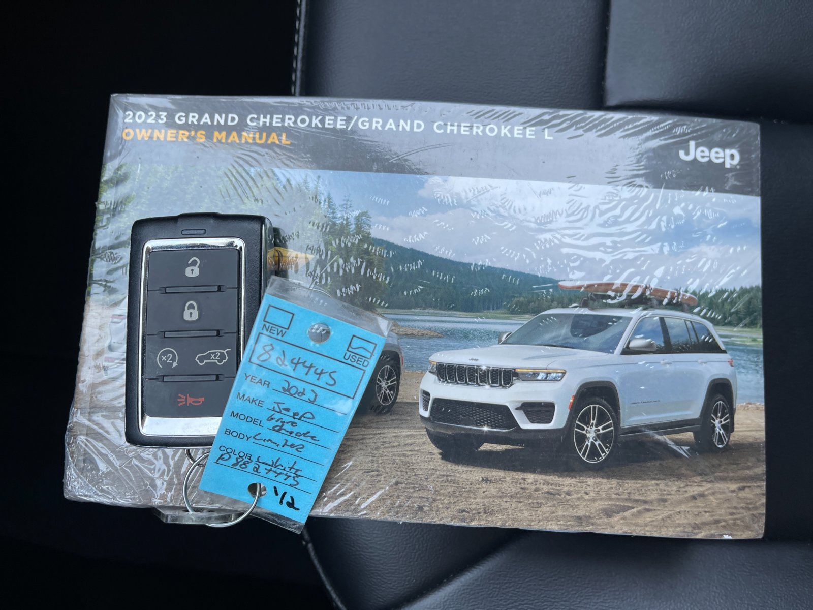 Used 2023  Jeep Limited image 10