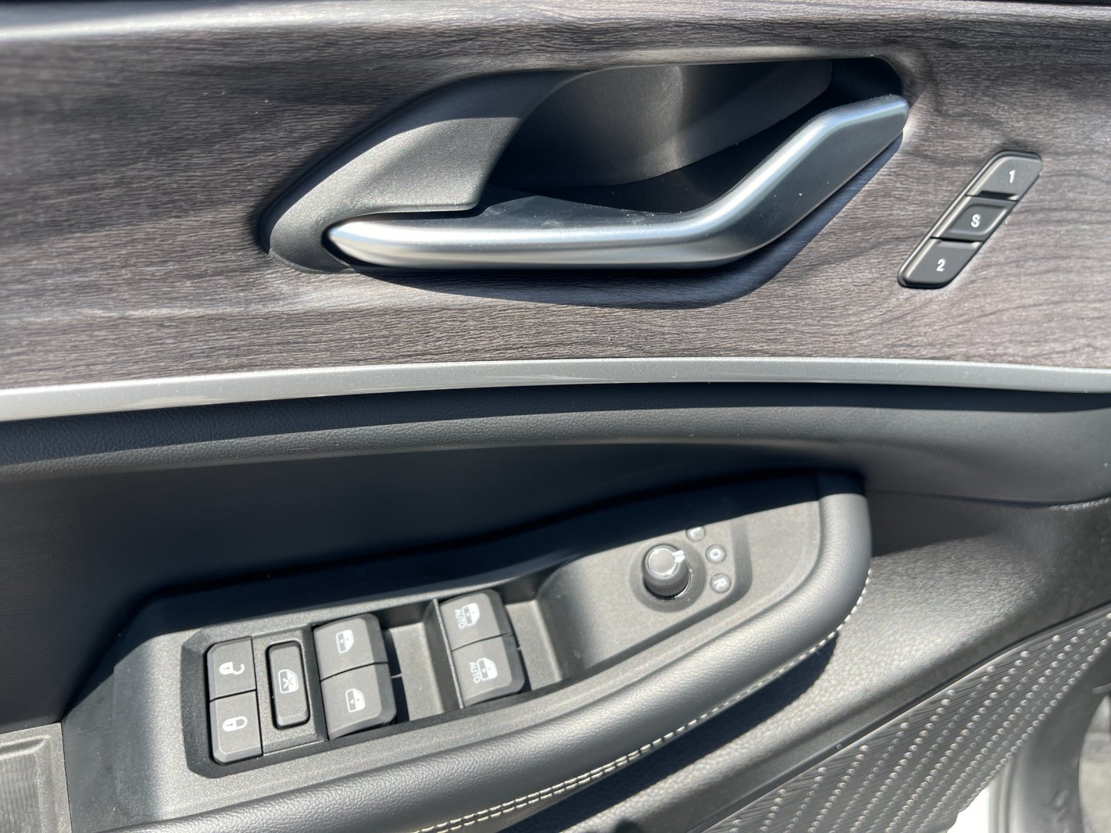 Used 2023  Jeep Limited image 13