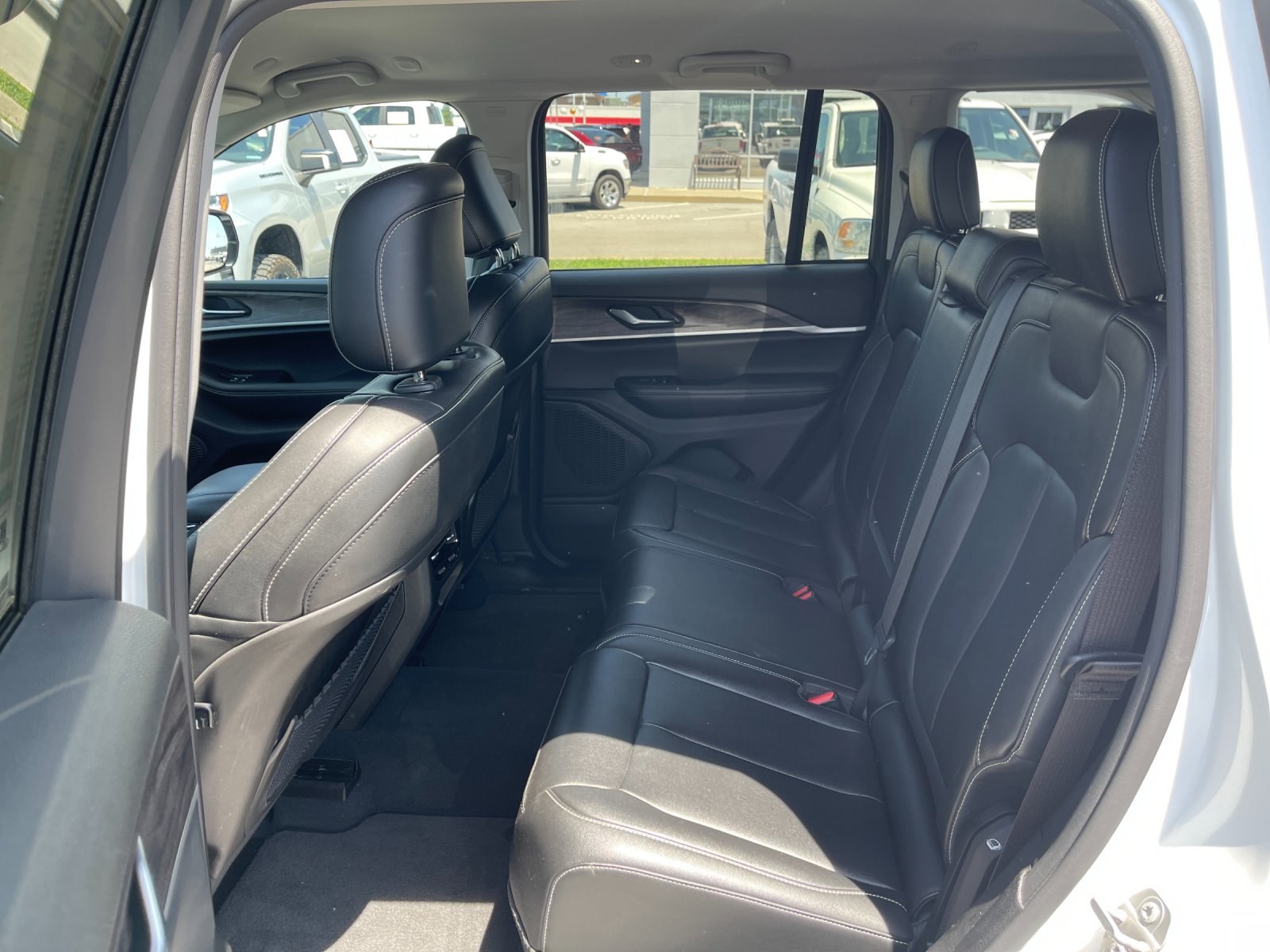 Used 2023  Jeep Limited image 14