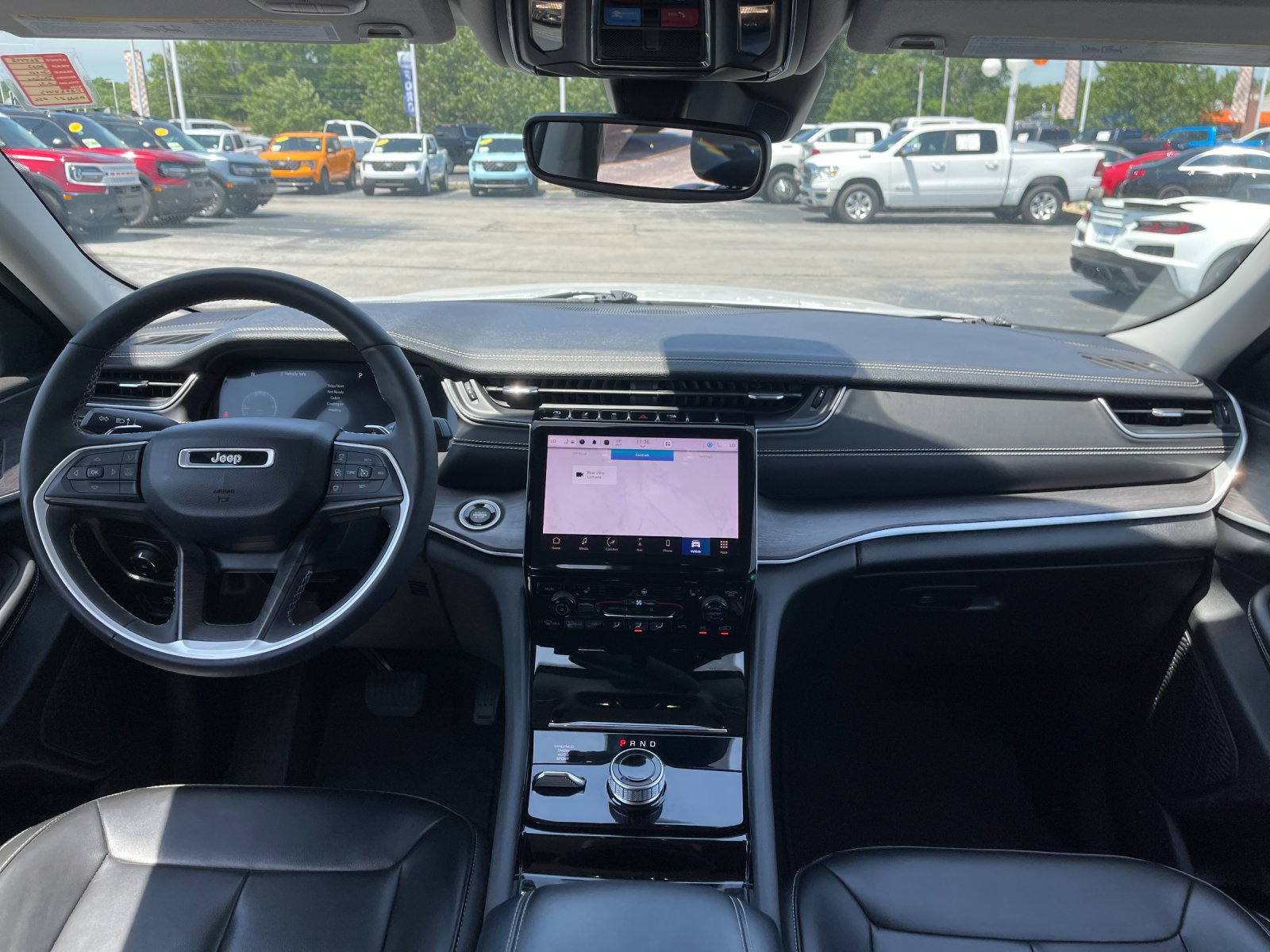 Used 2023  Jeep Limited image 15