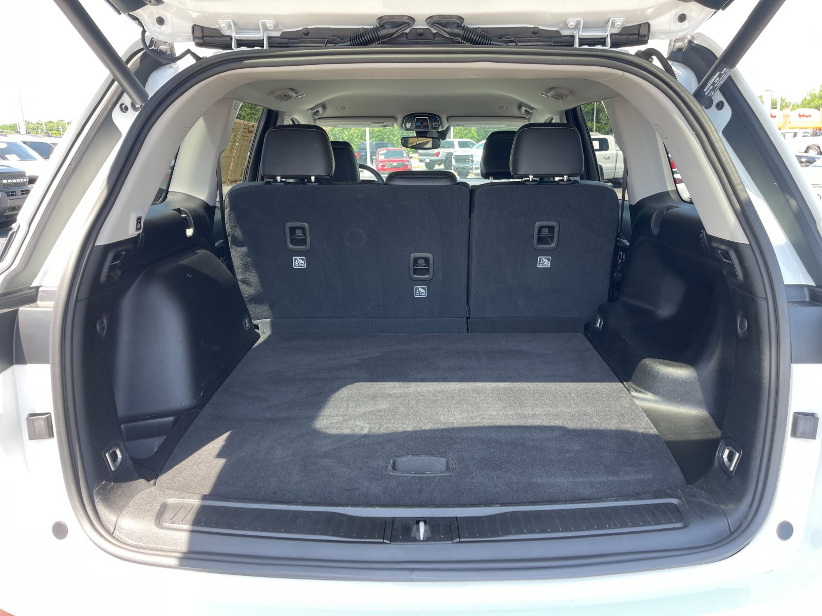 Used 2023  Jeep Limited image 17