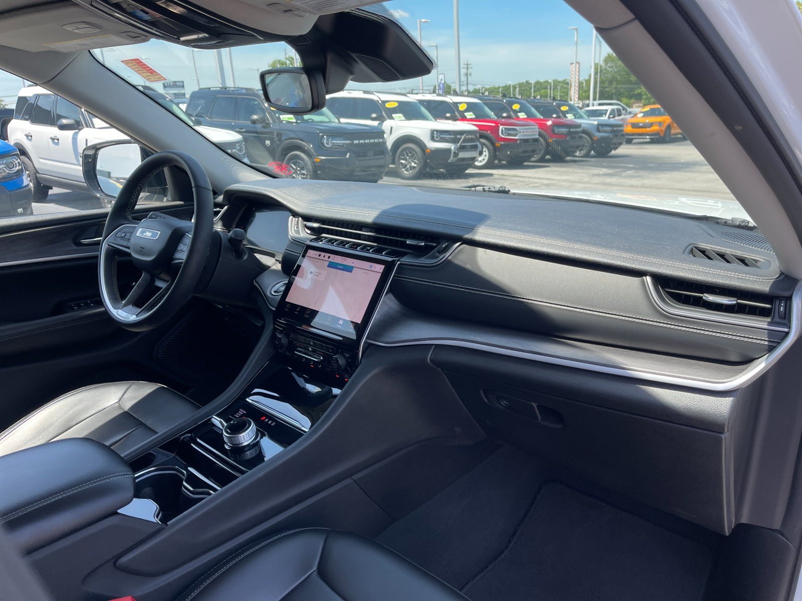 Used 2023  Jeep Limited image 18