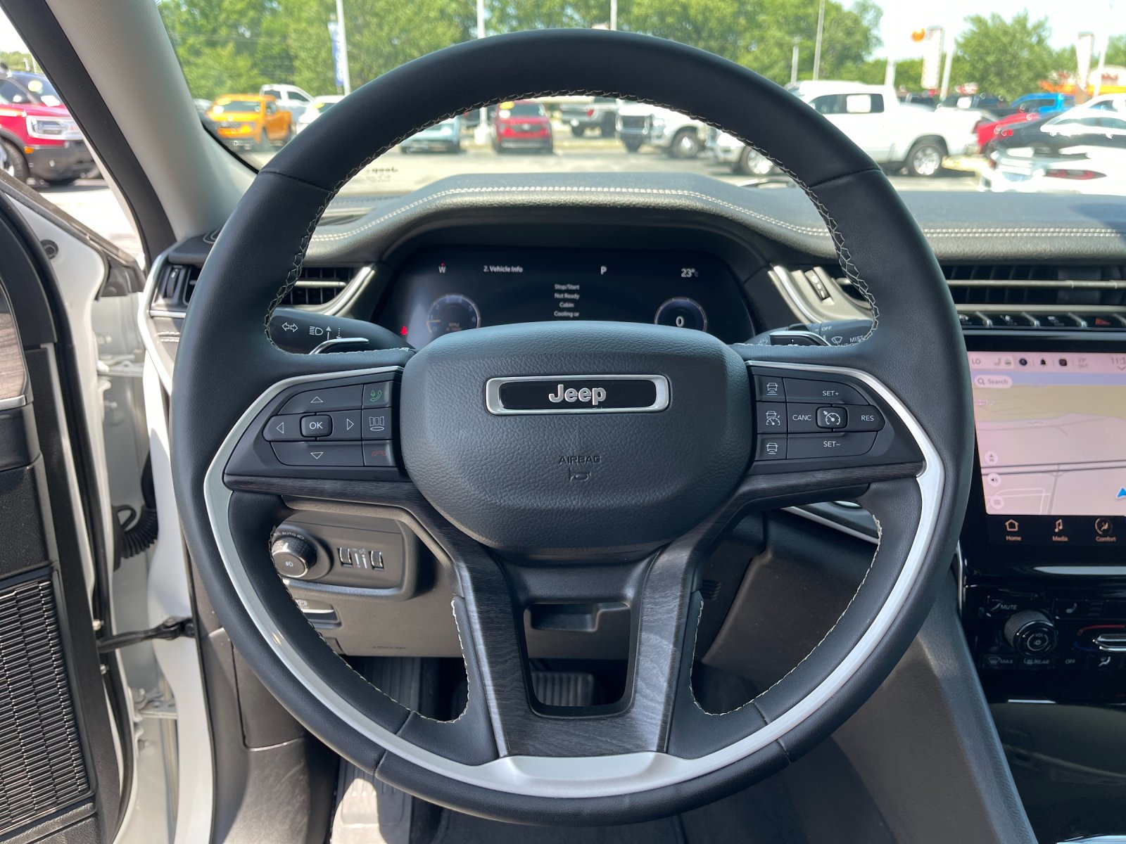 Used 2023  Jeep Limited image 26