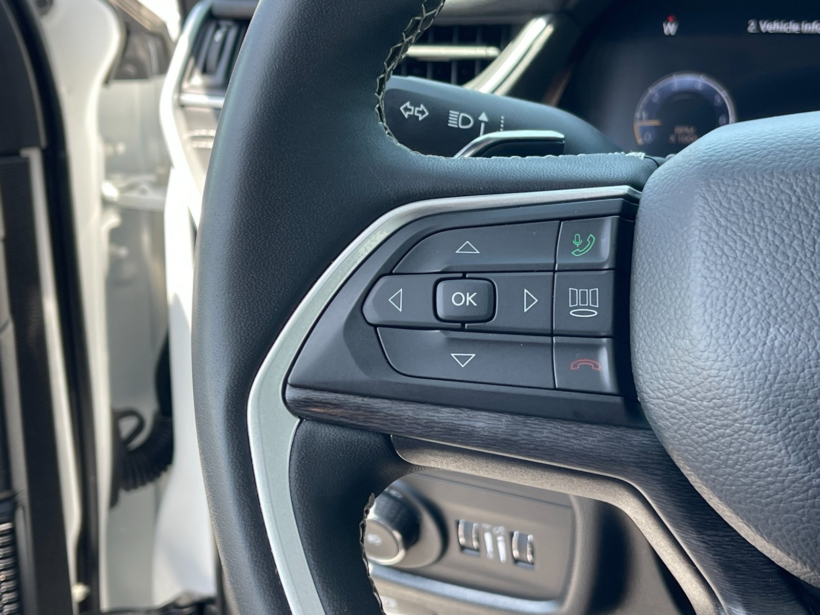 Used 2023  Jeep Limited image 27