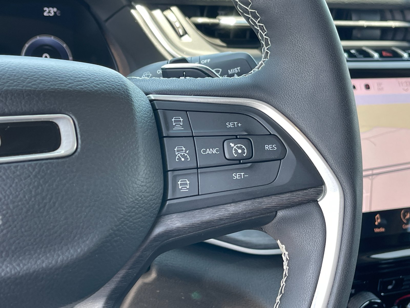 Used 2023  Jeep Limited image 28