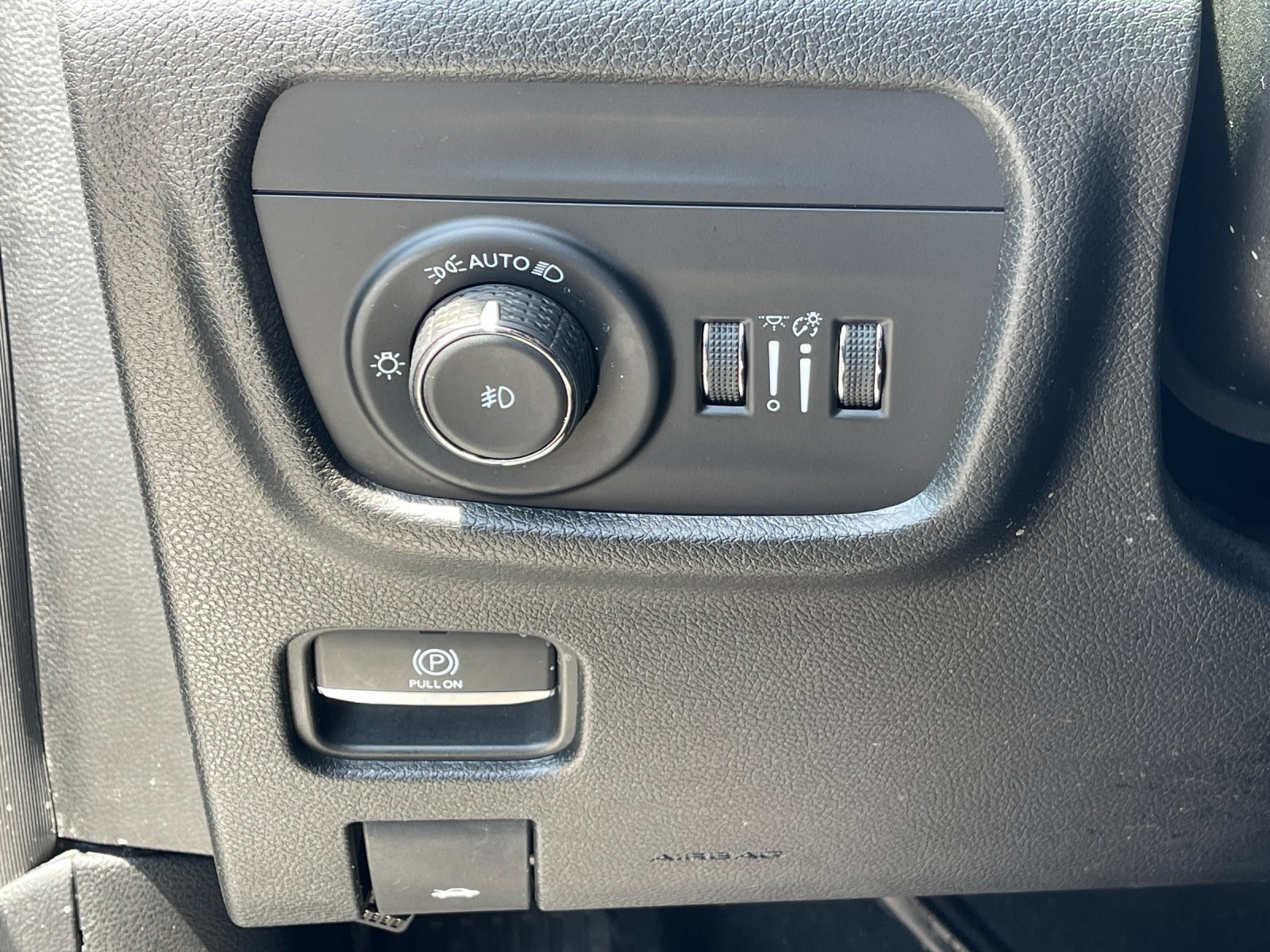 Used 2023  Jeep Limited image 31
