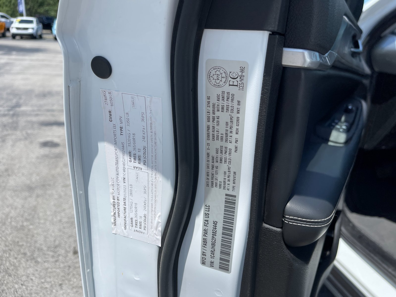 Used 2023  Jeep Limited image 33