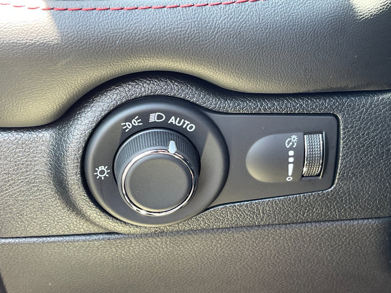 Used 2025  Dodge R/T image 33