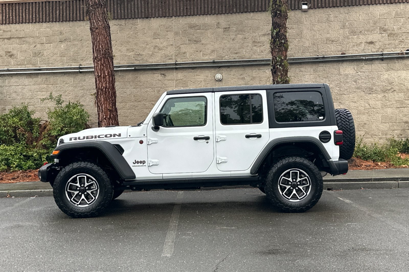 Used 2025 White Jeep Rubicon image 6