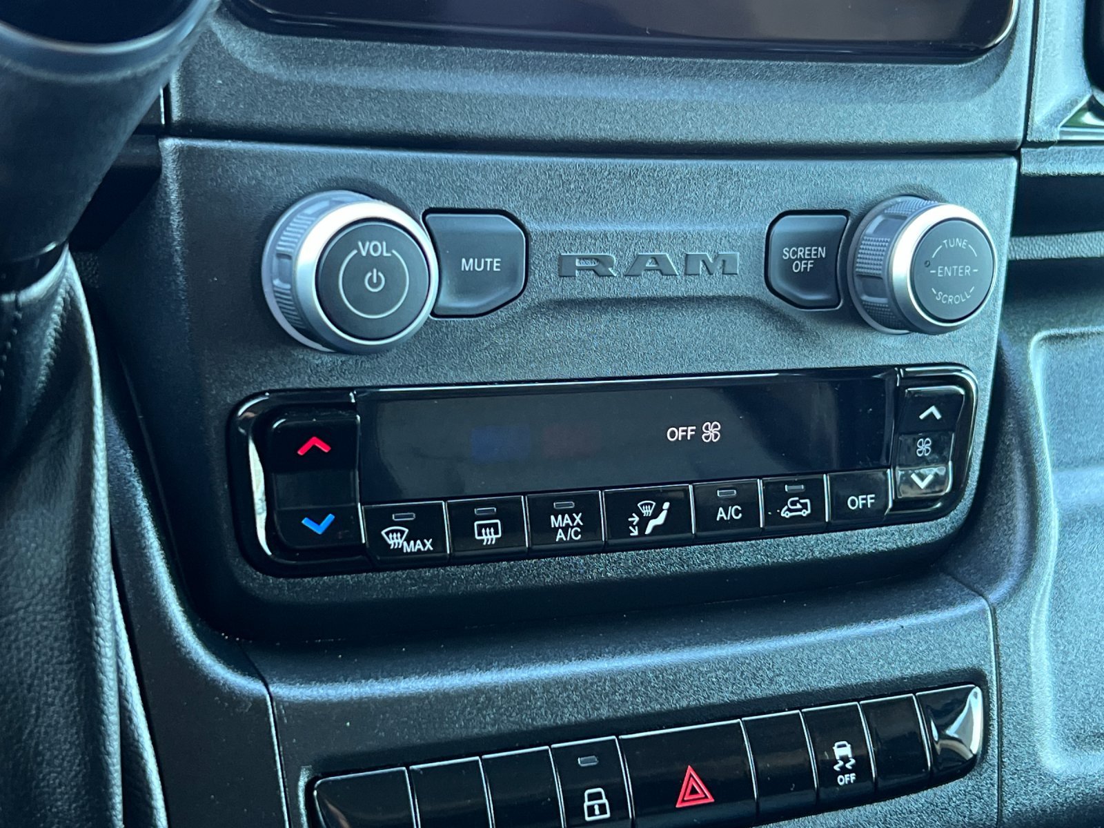 Used 2025 White Ram Base image 18