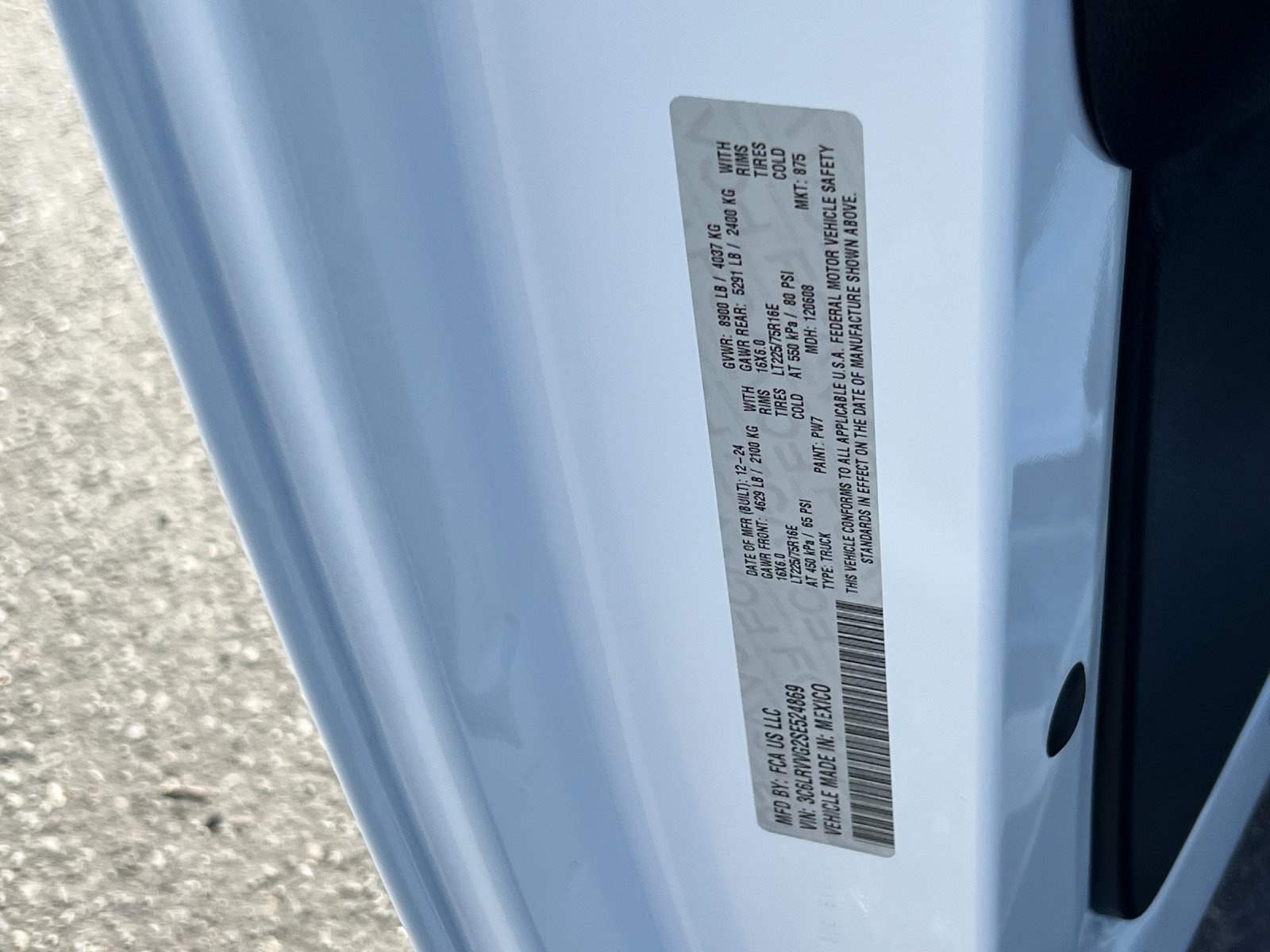 Used 2025 White Ram Base image 25