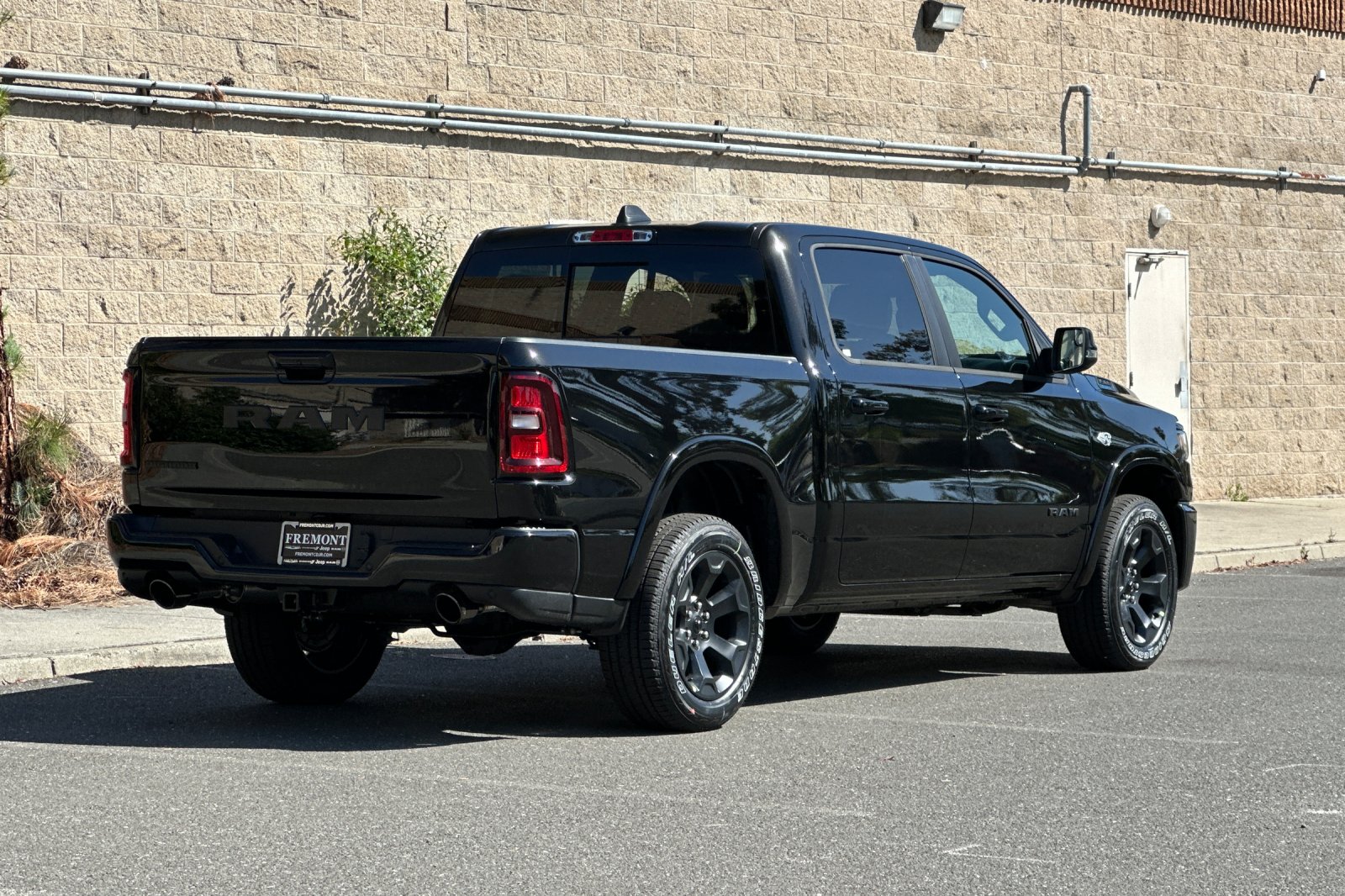 New 2026 Diamond Black Crystal Pearl-Coat Exterior Paint RAM Big Horn/Lone Star image 3