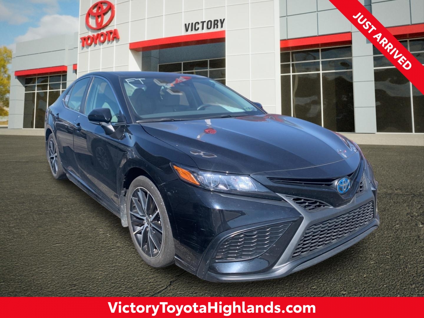 2023 Toyota Camry SE Hybrid's photo
