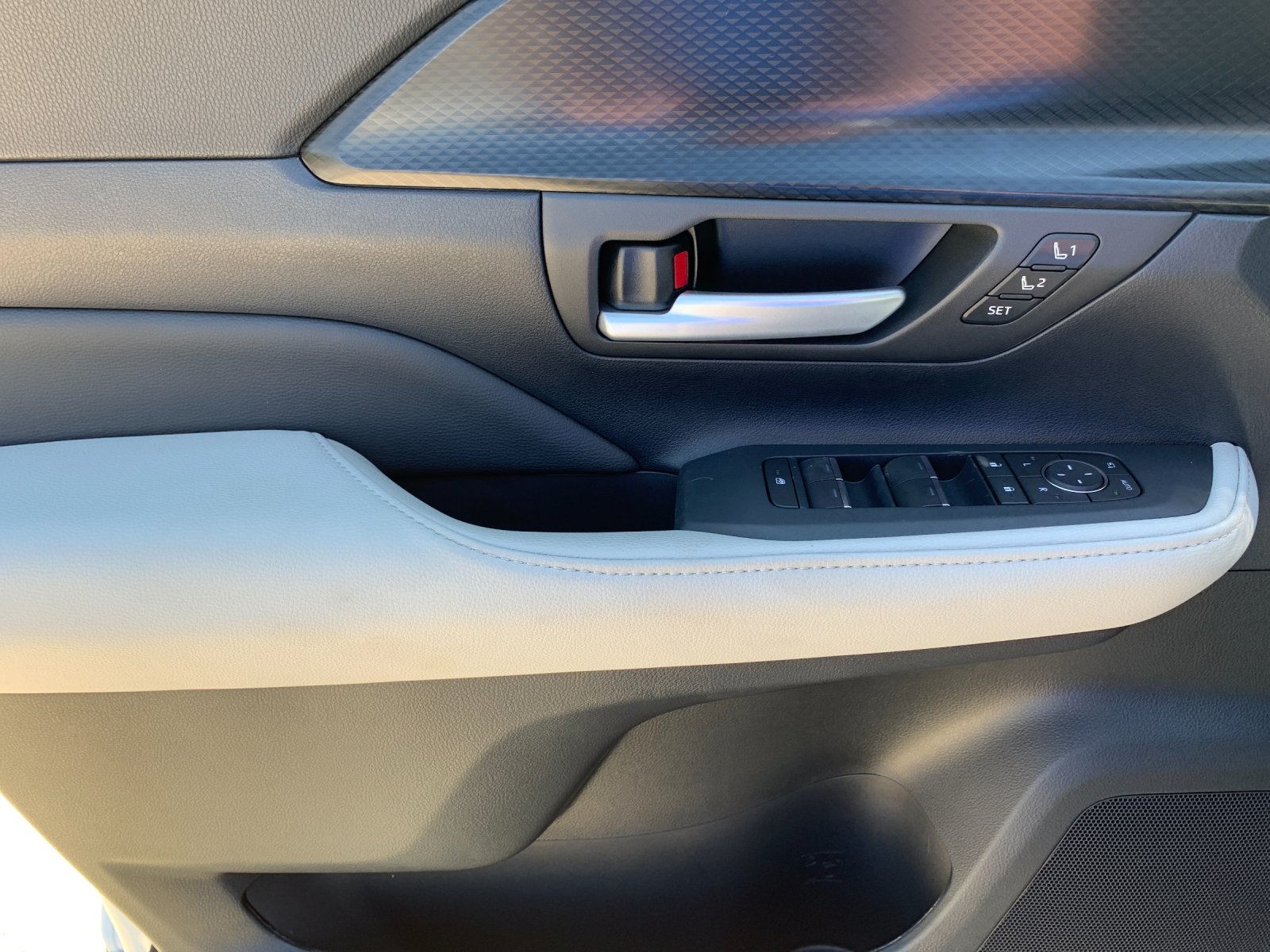 New 2026 Wind Chill Pearl Toyota Hybrid MAX Platinum image 11