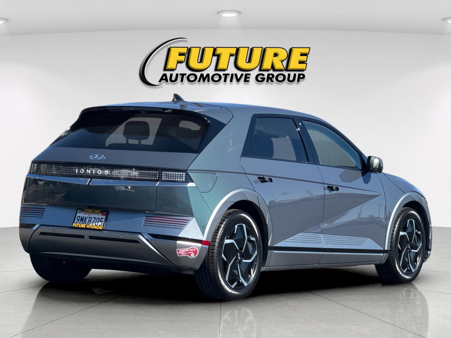 Used 2024 Green Hyundai Limited image 3