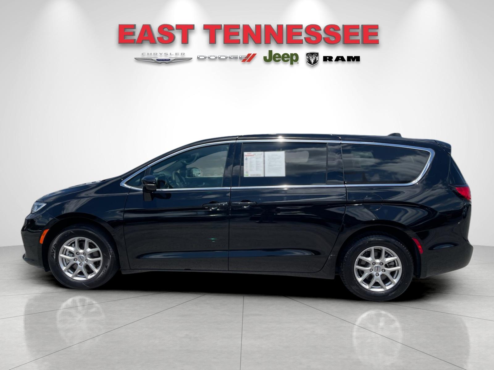 Used 2025 Black Chrysler Select image 6