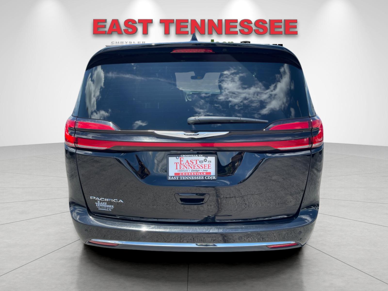 Used 2025 Black Chrysler Select image 4