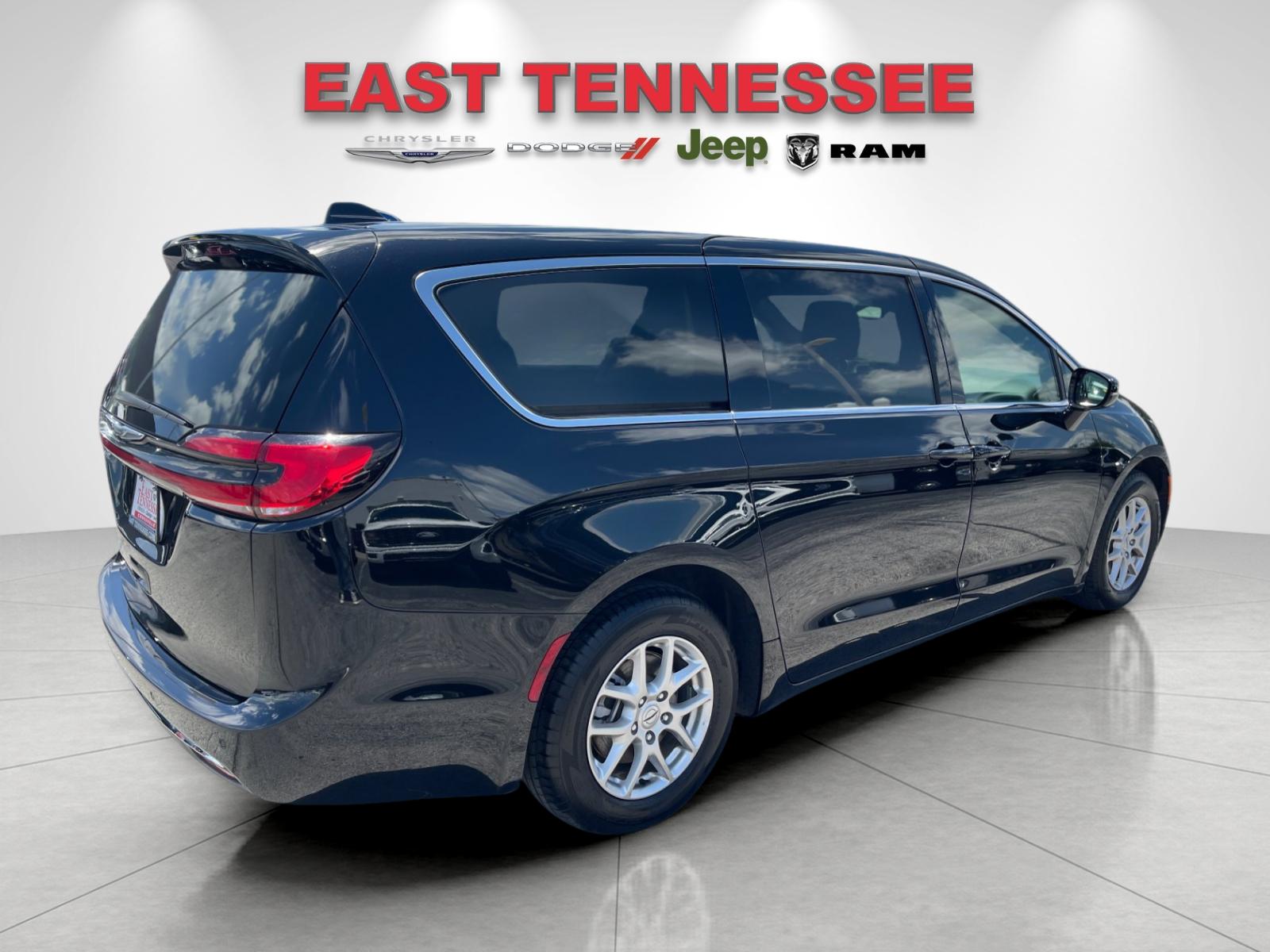 Used 2025 Black Chrysler Select image 3
