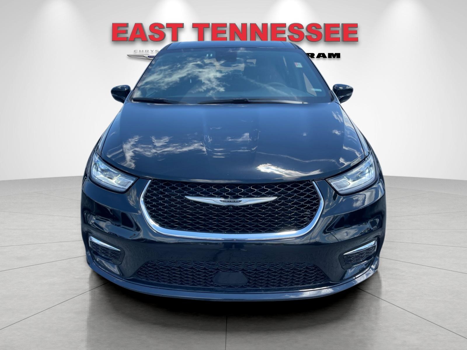 Used 2025 Black Chrysler Select image 9