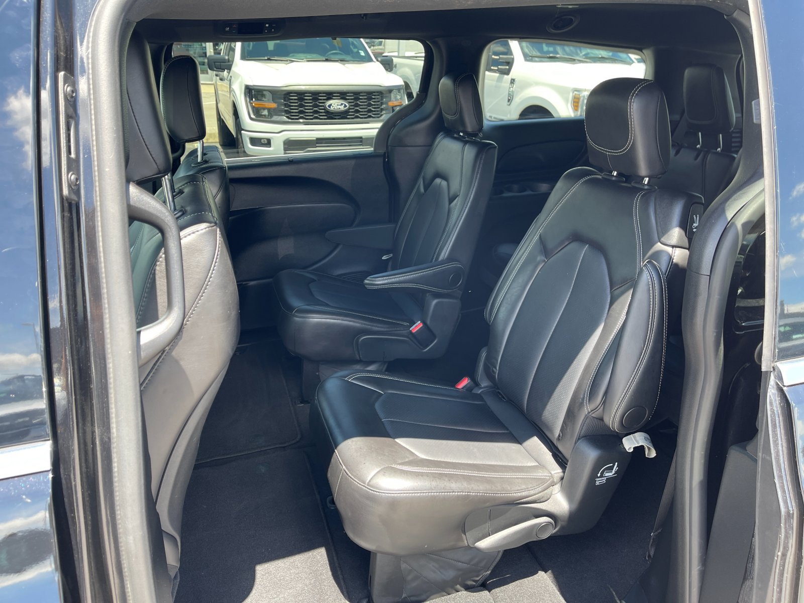Used 2025 Black Chrysler Select image 14