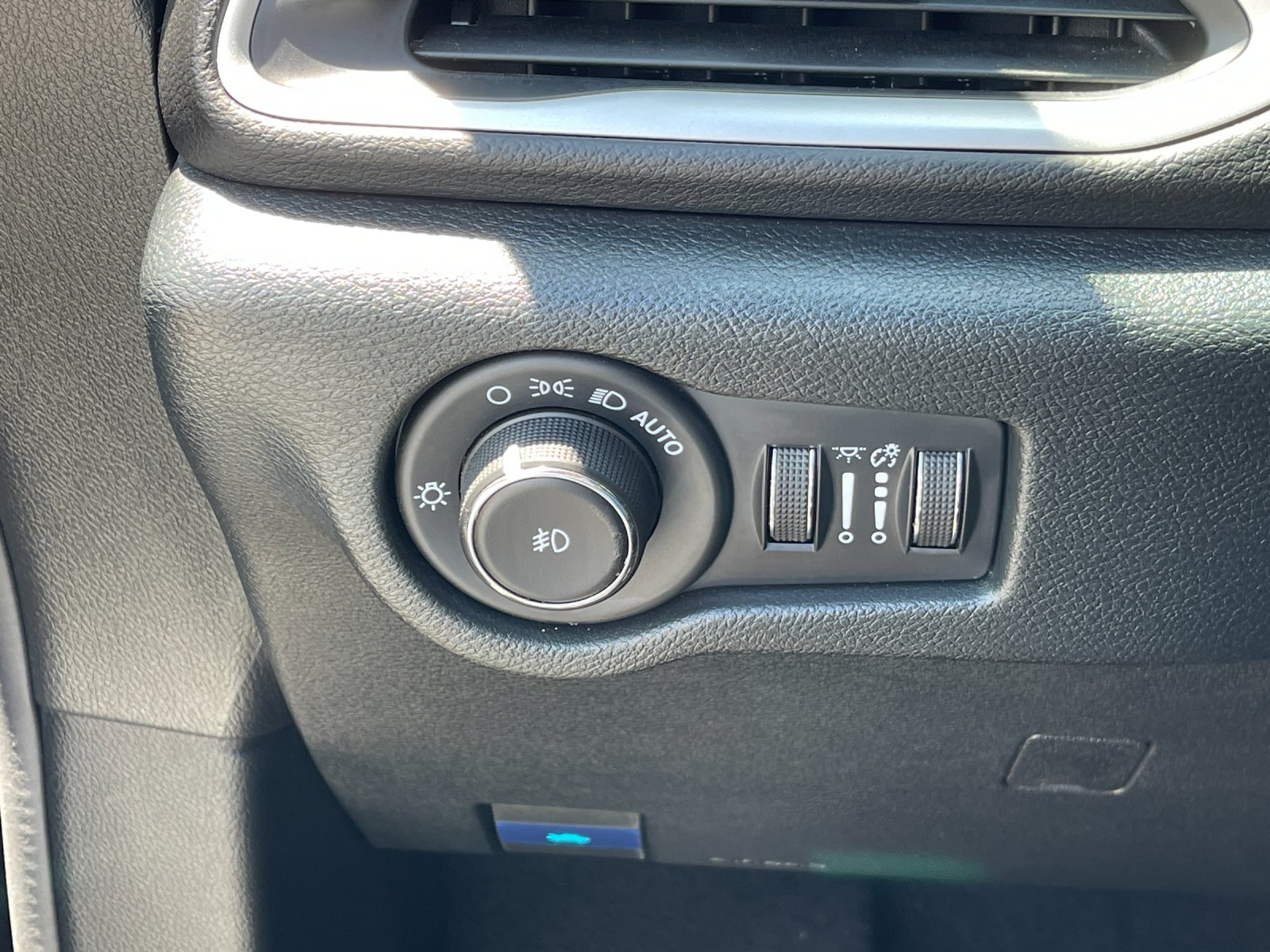 Used 2025 Black Chrysler Select image 31