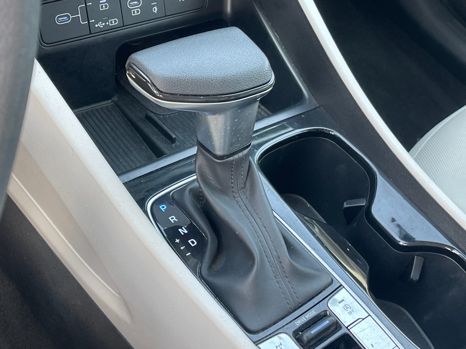 Used 2025 Black Hyundai SEL image 23