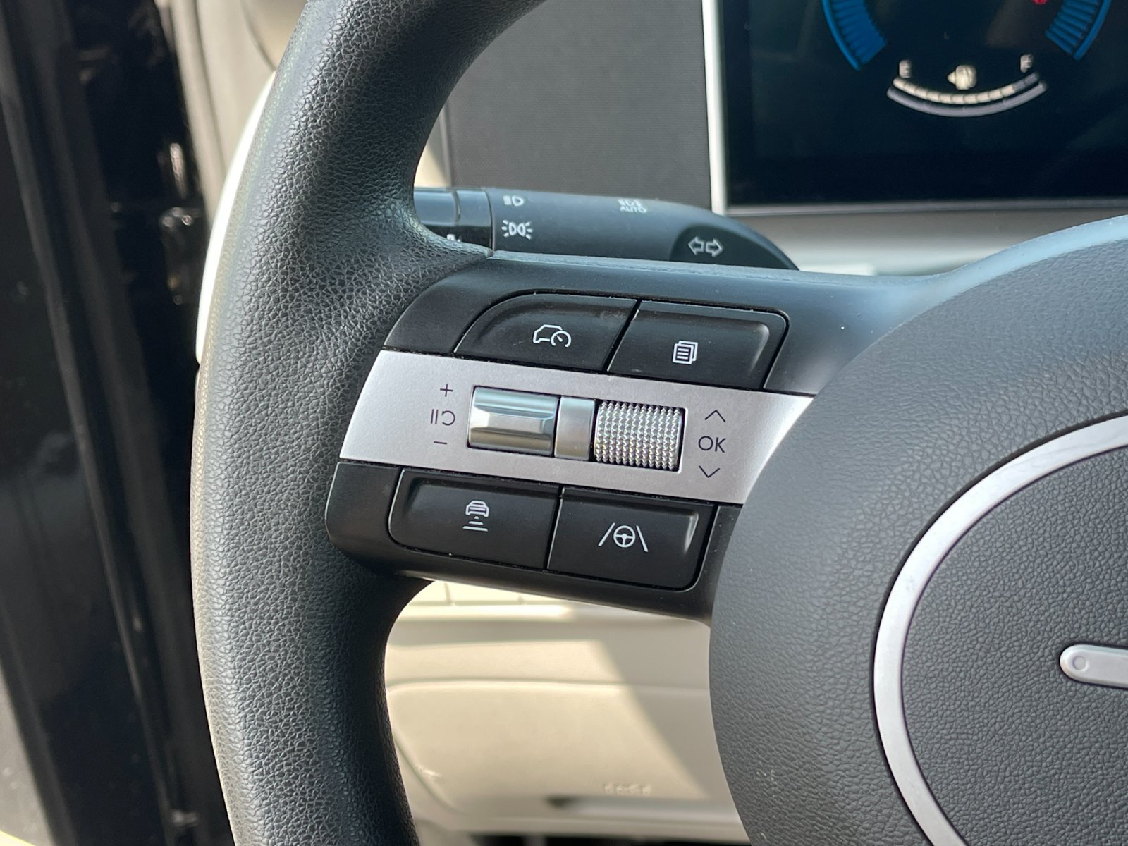 Used 2025 Black Hyundai SEL image 26