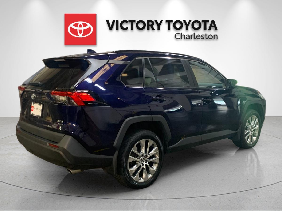 Certified Used 2021  Toyota XLE Premium image 7