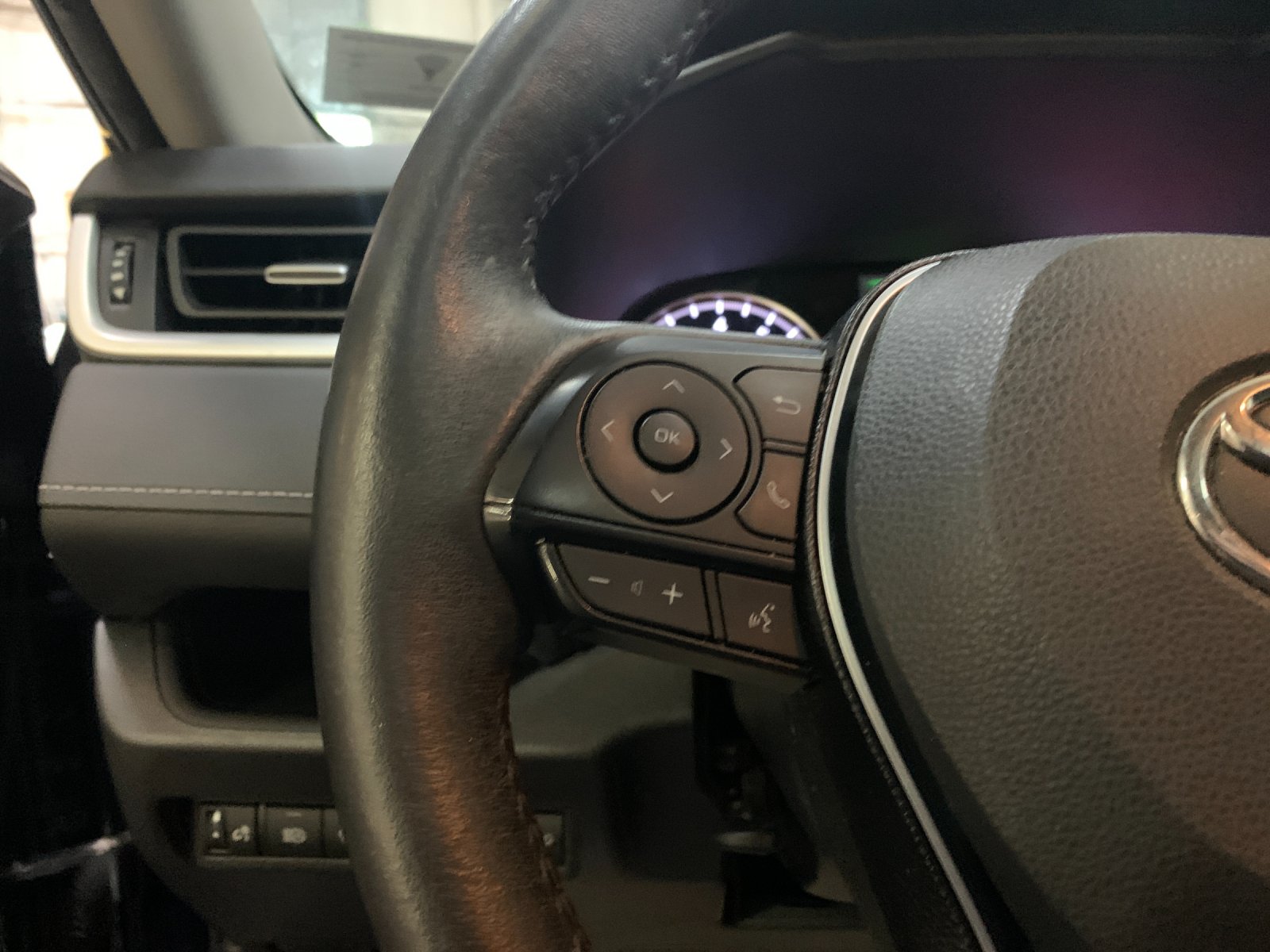 Certified Used 2021  Toyota XLE Premium image 28