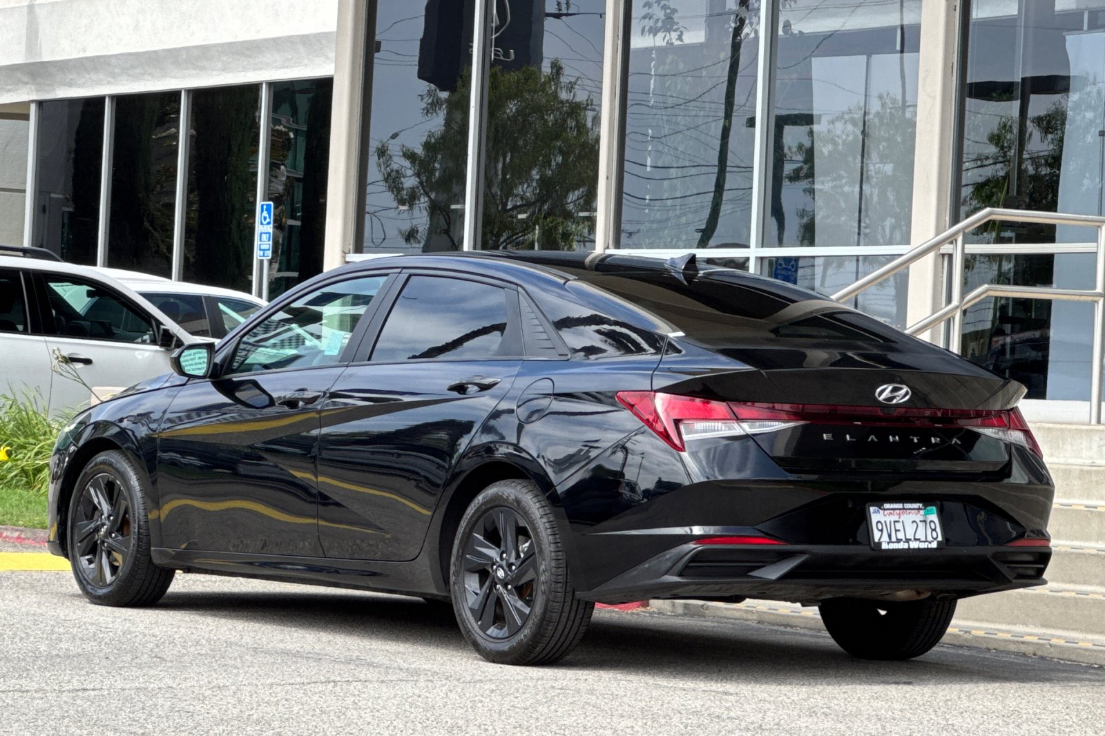 Used 2021 Phantom Black Hyundai SEL image 6