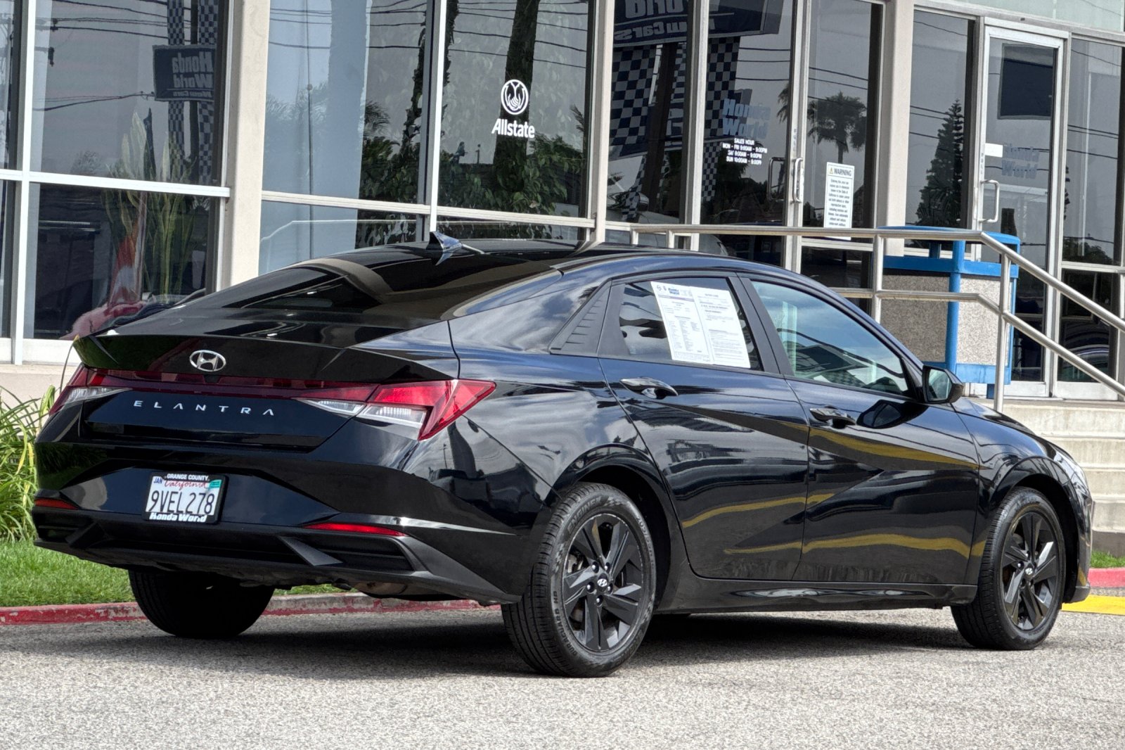 Used 2021 Phantom Black Hyundai SEL image 4