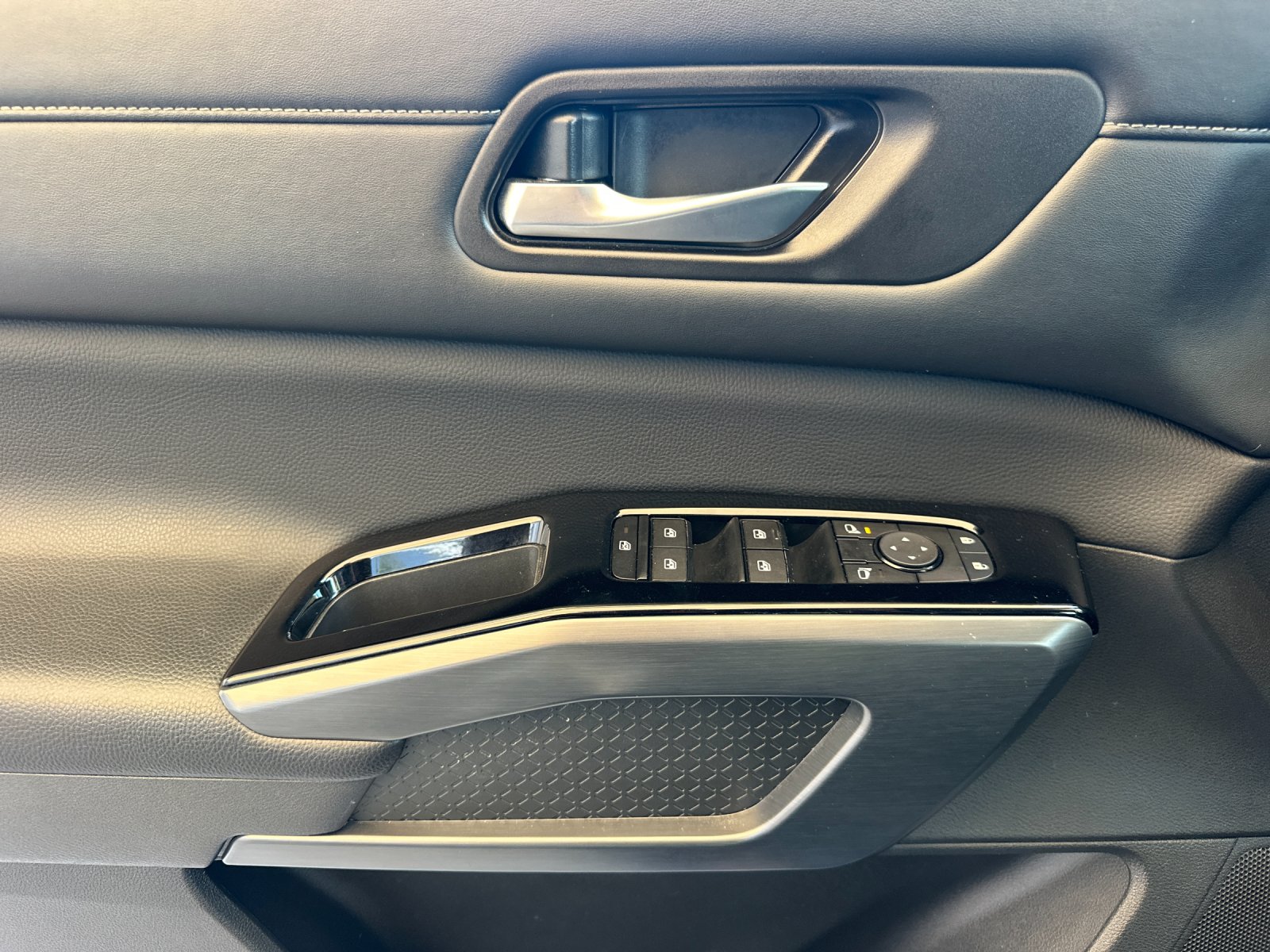 Used 2024 Gray Nissan SL image 10