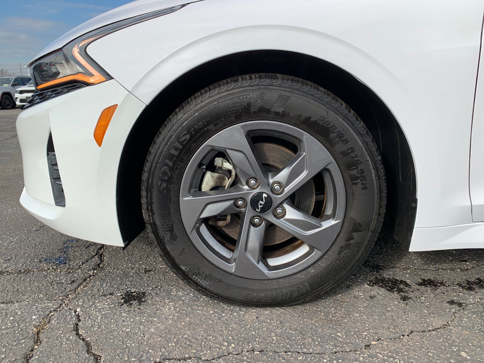 Used 2024 White Kia LXS image 30