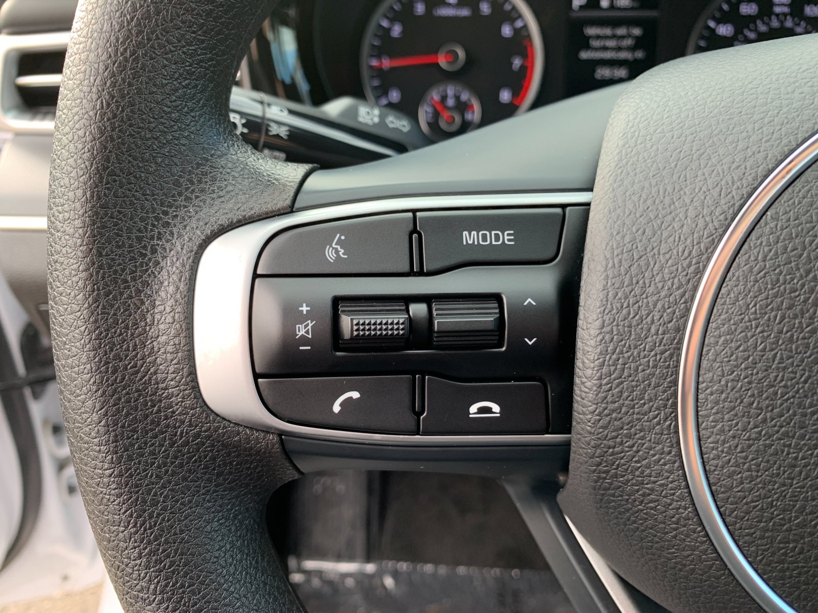 Used 2024 White Kia LXS image 25
