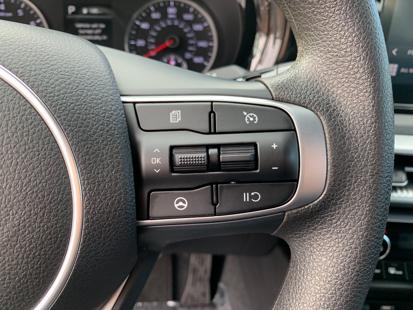 Used 2024 White Kia LXS image 26
