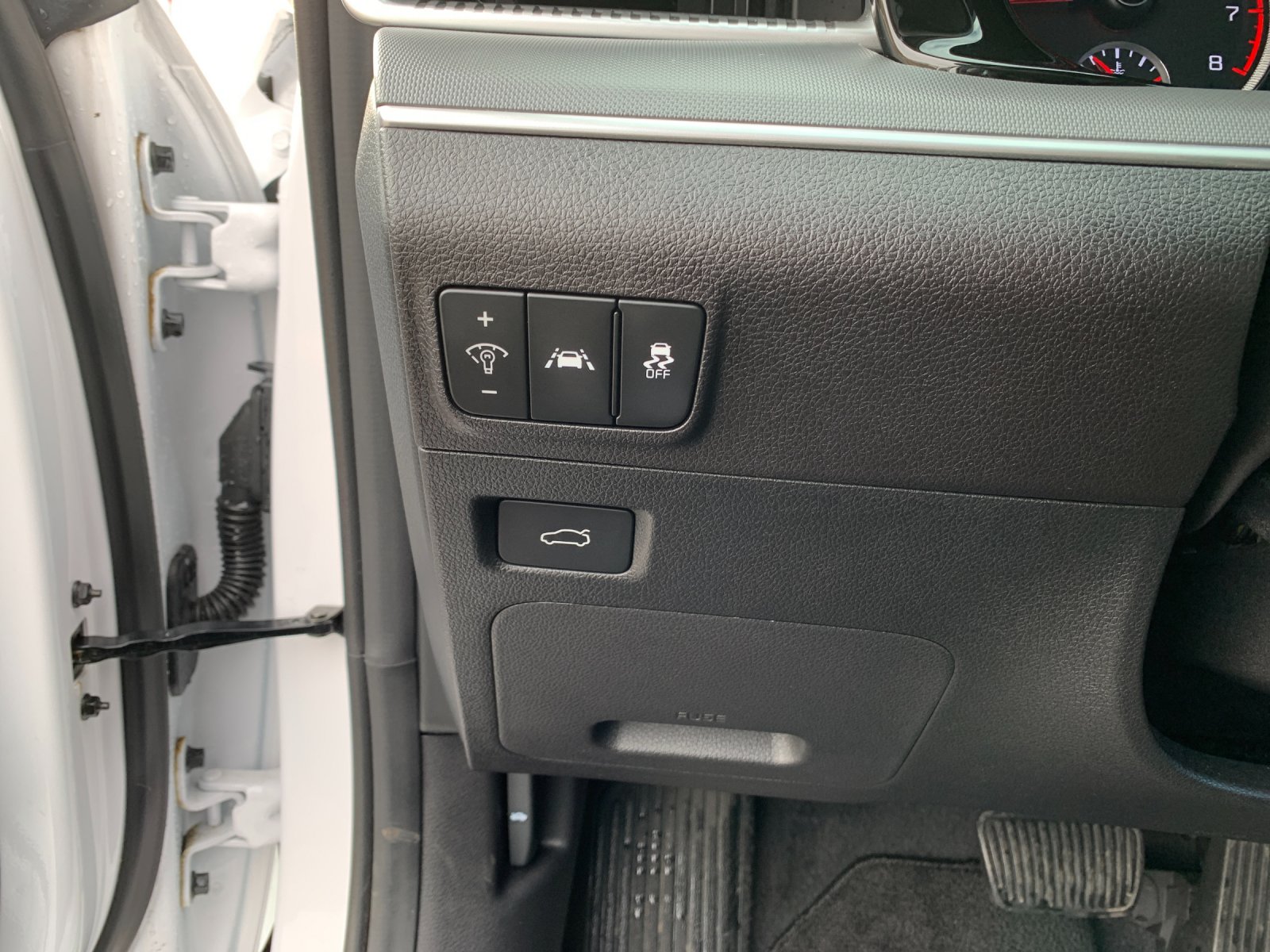 Used 2024 White Kia LXS image 29
