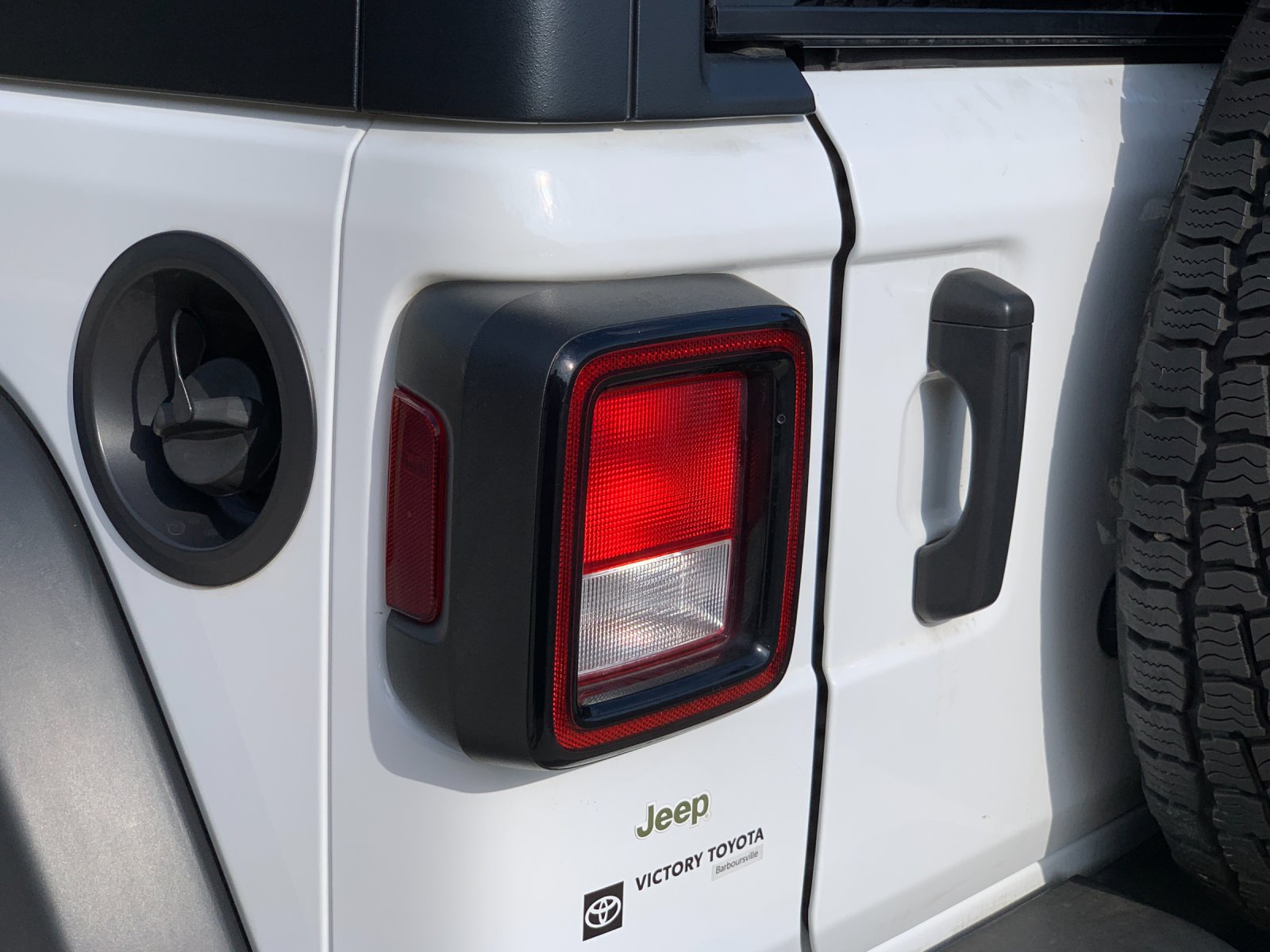 Used 2022 White Jeep Sport S image 35