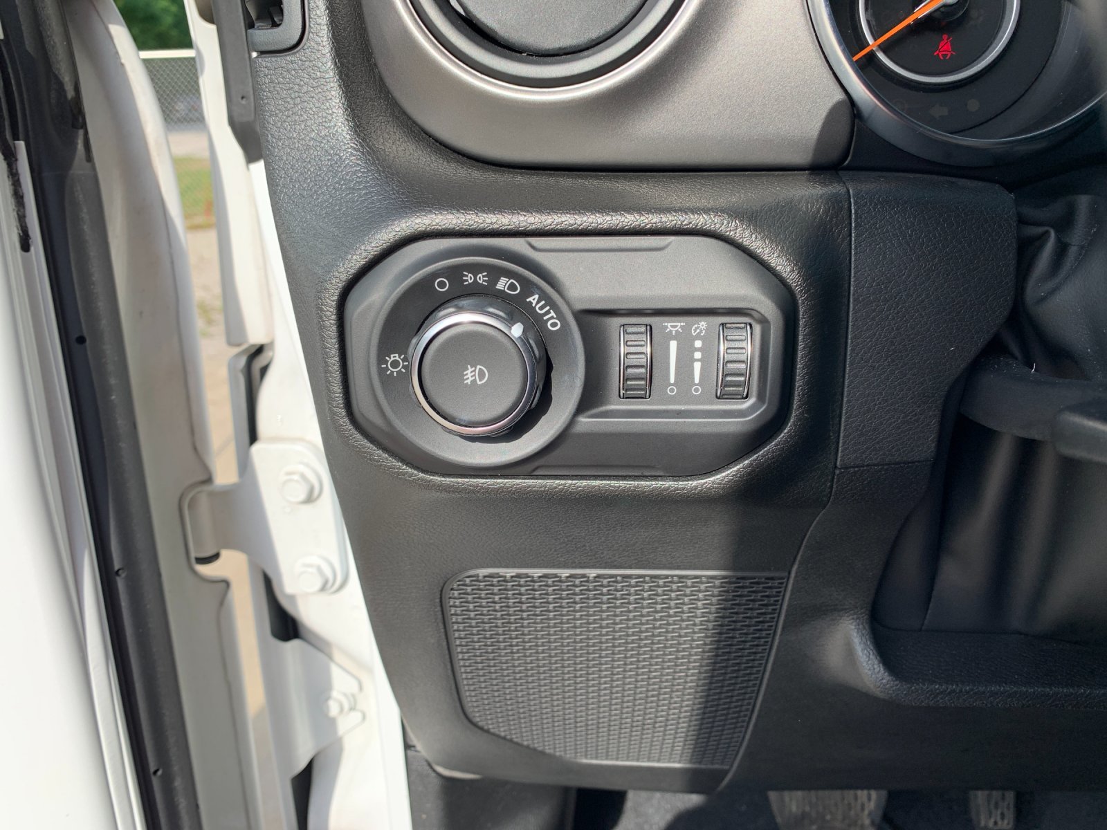 Used 2022 White Jeep Sport S image 33
