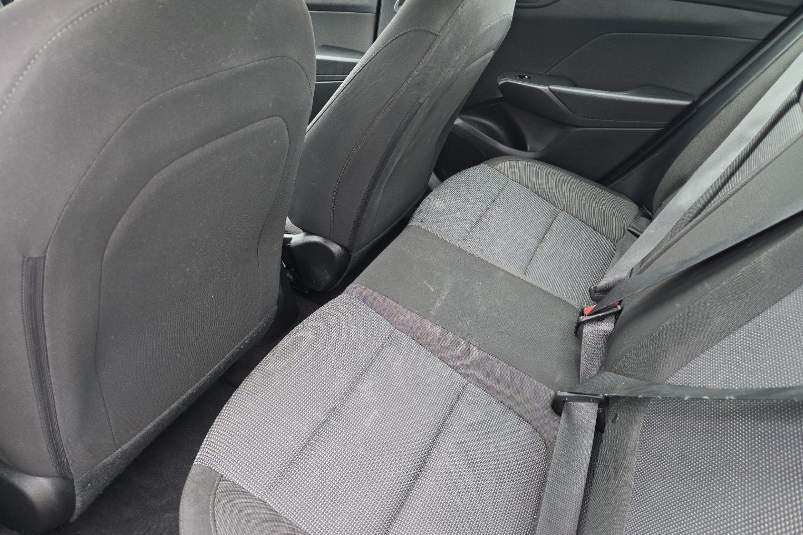 Used 2021 Silver Hyundai SE image 9