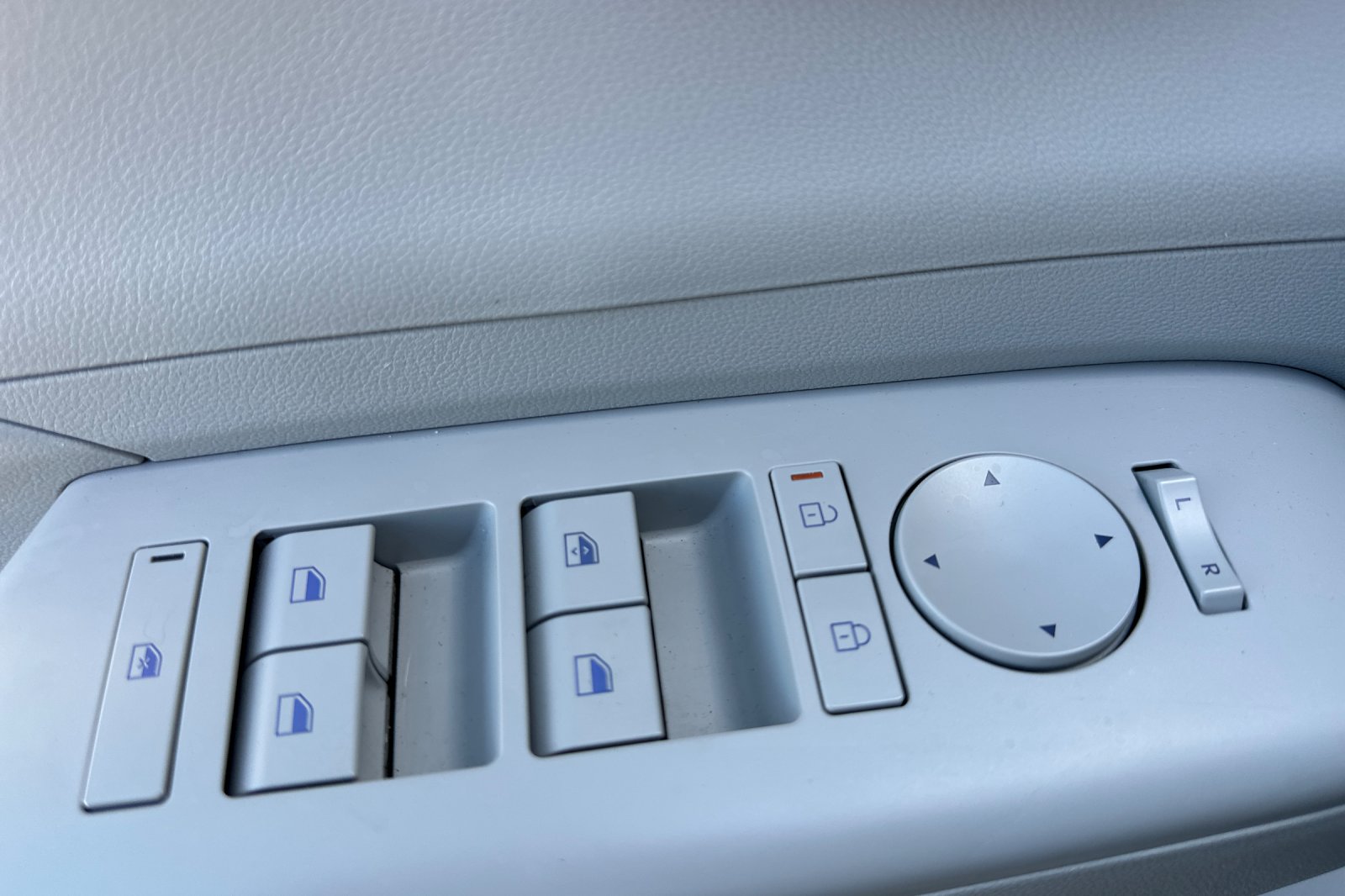 Used 2025 White Hyundai SEL image 8