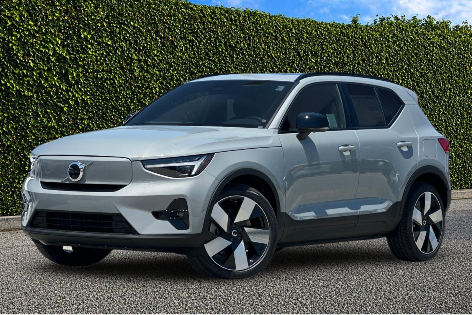 2026 Volvo EX40 Single Motor Extended Range Plus's photo