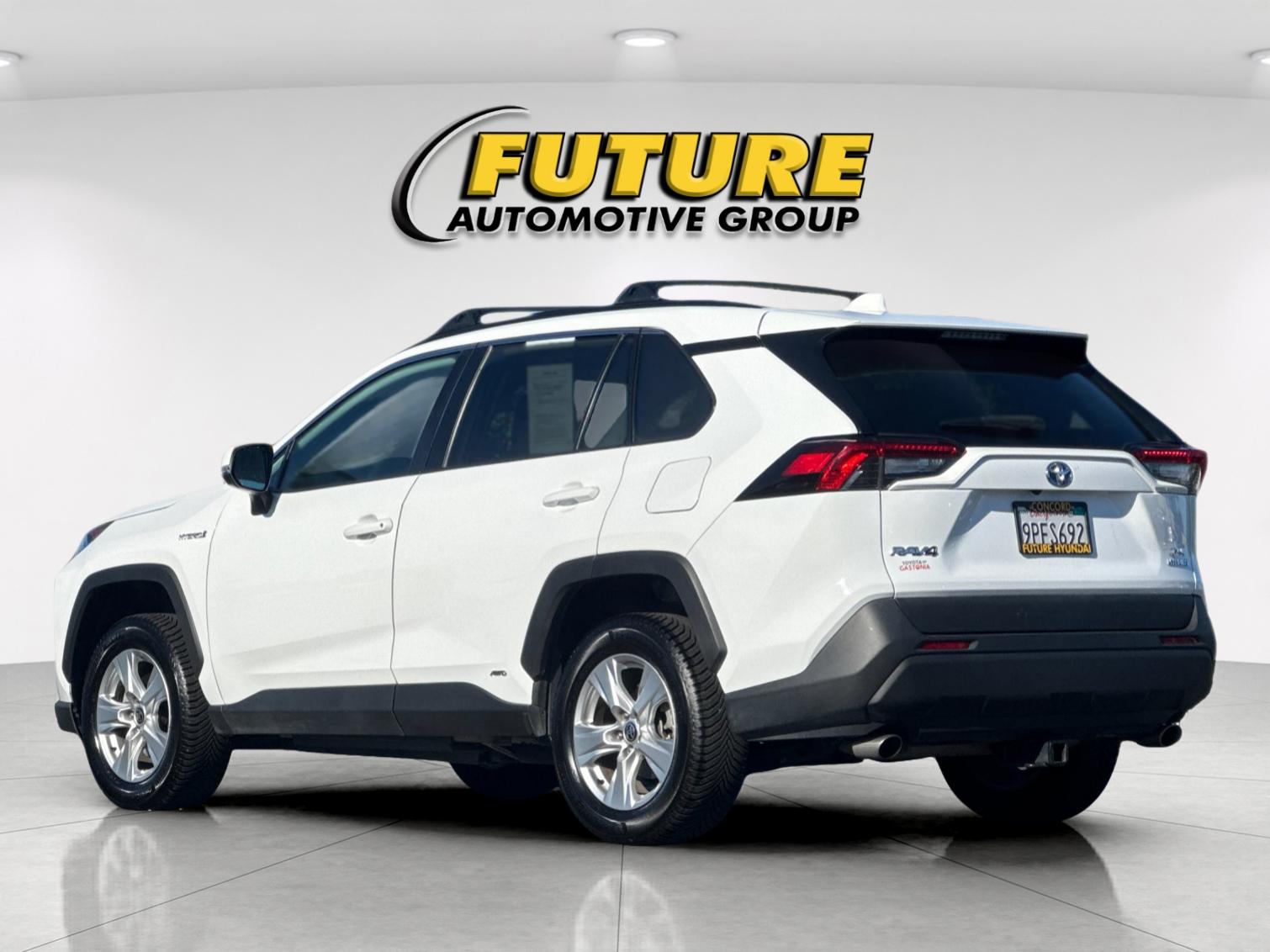 Used 2021 White Toyota XLE image 5