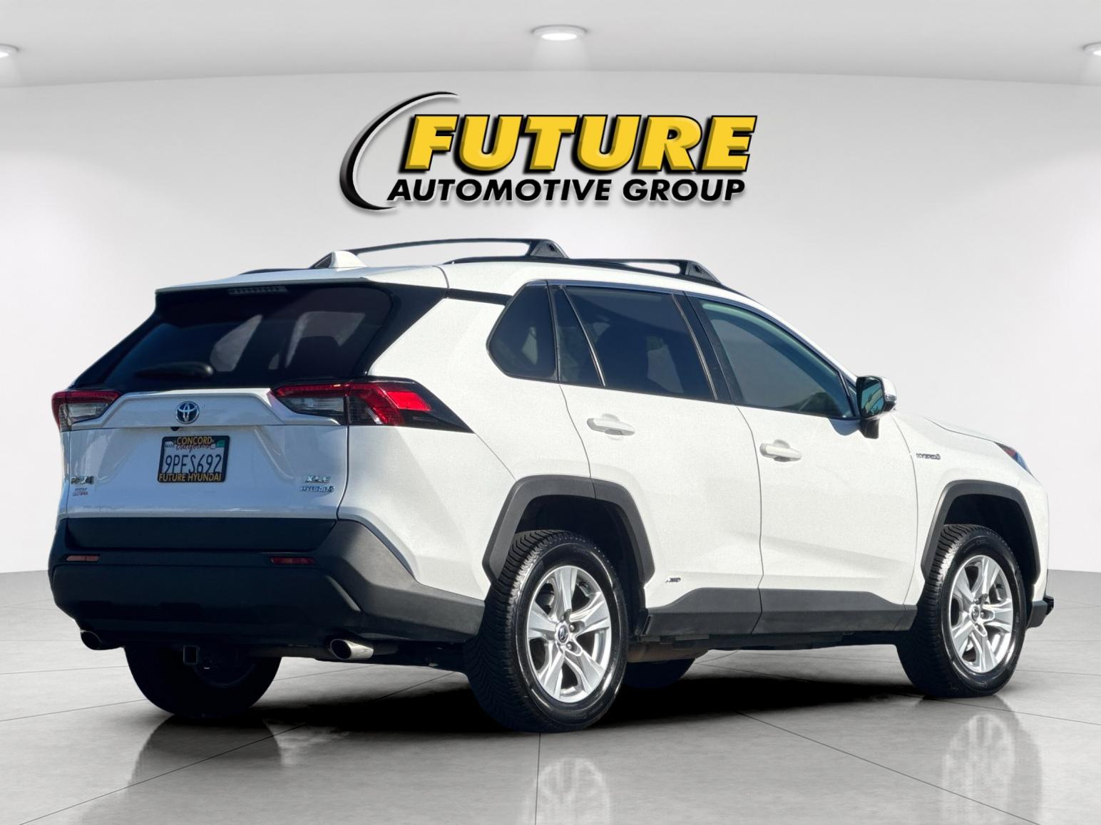 Used 2021 White Toyota XLE image 3