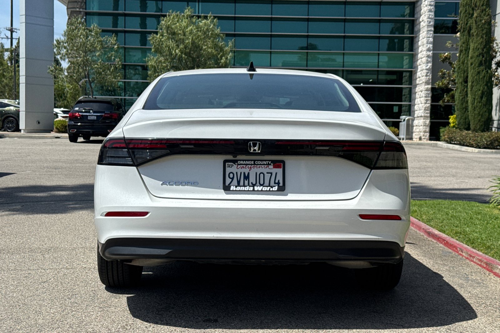 Certified Used 2025 Platinum White Pearl Honda SE image 6