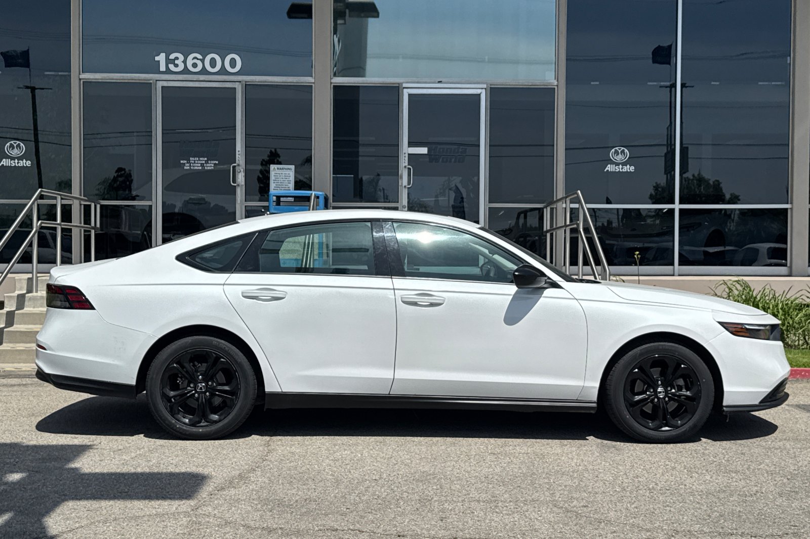 Certified Used 2025 Platinum White Pearl Honda SE image 4
