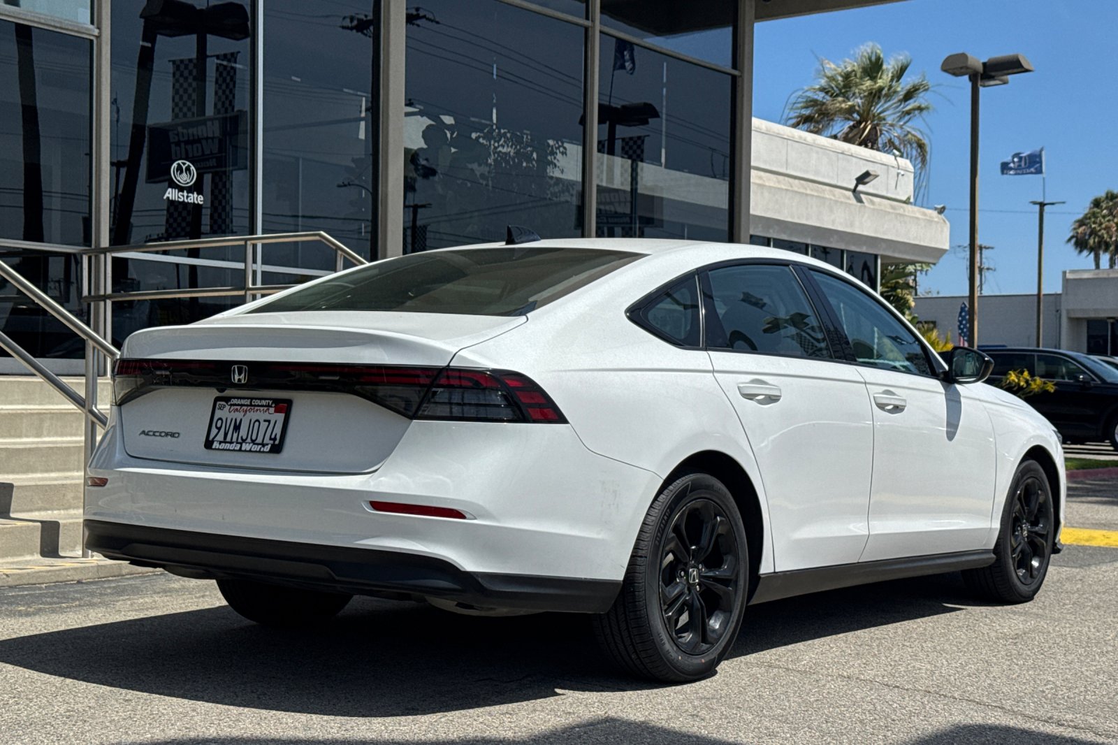Certified Used 2025 Platinum White Pearl Honda SE image 5