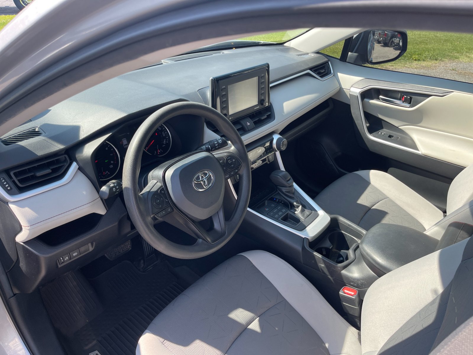 Used 2021 Silver Toyota XLE image 10