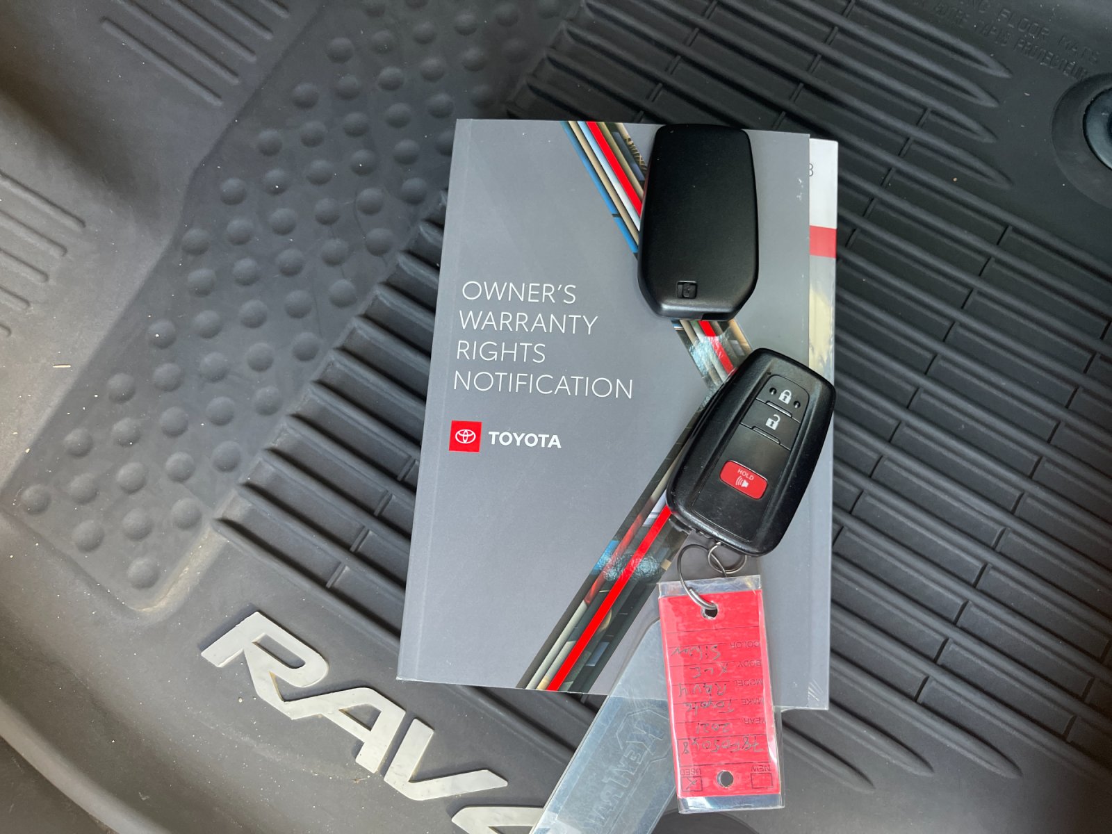 Used 2021 Silver Toyota XLE image 9