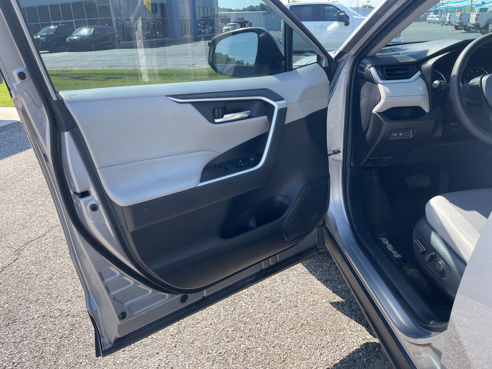Used 2021 Silver Toyota XLE image 11